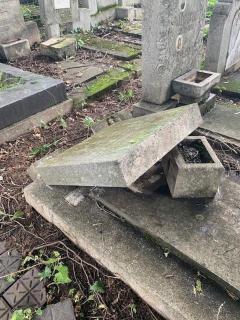 Cimitirul Evreiesc din Ploiești, vandalizat. Autorii sunt cinci tineri