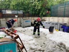 VIDEO Cantități uriașe de grindină s-au depus în localitatea Horezu