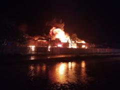 Incendiu puternic la un depozit de mase plastice din Bârlad. Au intervenit 13 autospeciale