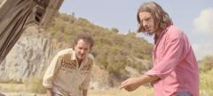 „Mandibule”, o comedie savuroasă de Quentin Dupieux,  cu doi tăntălăi și-o muscă gigantică, din 18 iunie în cinema.