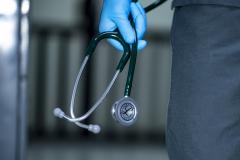 Spitalele sunt în comă, medicina se mută la coviltir
