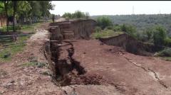 O alunecare de teren s-a produs într-un sat din Vâlcea. Patru gospodării sunt în pericol