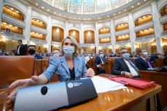 Gabriela Firea: Guvernului i-a cășunat pe bone, menajere, instalatori, grădinari etc dar îi lasă în pace pe rechinii care dau lovituri grele bugetului național!