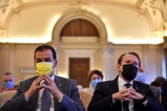 Alegeri liberale: doi se bat, unul se încălzește 