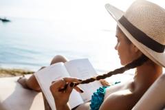 Îți faci planurile de vacanță? Iată 5 cărți de citit pe plajă