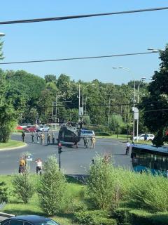 Ambasada Suediei, glume după incidentul cu elicopterul în  Piața Charles de Gaulle. Cine are prioritate în sensul giratoriu de la Aviatorilor?  Elicopterul/autoturismul?