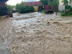 Cod roșu în Alba. Oameni din 2 comune, izolați din cauza unei viituri