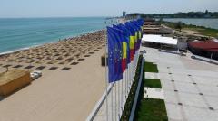 Turist în stațiunea președinților: 60 de lei - șezlongul, 200 de lei - baldachinul