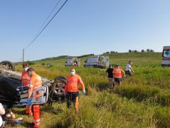 O maşină în care se aflau doi copii și doi adulți s-a răsturnat în Vaslui. Toți sunt răniți