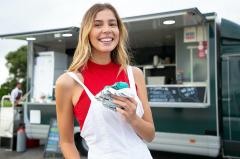 Rulotele fast-food, un nou tip de afacere profitabilă în industria alimentară