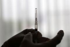 Liderii planetei își bat capul cum să trimită electoratul la vaccinare