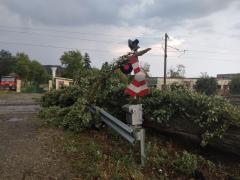 Teribilism la trecerea la nivel cu calea ferată. Un șofer a forțat bariera. A fost prins după un al doilea accident. Era beat