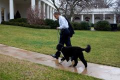 Barack Obama, surprins pe ringul de dans, la petrecerea de 60 de ani