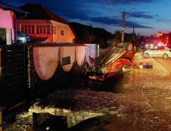 Accident grav în Câmpulung. O mașină s-a răsturnat și apoi a luat foc. Un mort și doi răniți