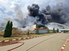 Incendiu puternic la un depozit de materiale plastice din Alba Iulia