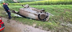 Accident teribil în Iași: O mașină s-a înfipt într-un cap de pod și s-a rupt în două. Jumătate din maşină, aruncată pe partea opusă a şoselei