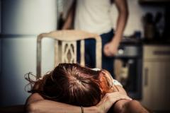 De la soț pentru soție: un cuțit în spate