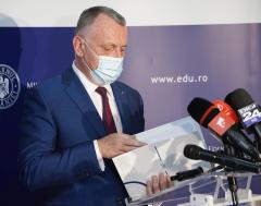 În nouă școli din Capitală, elevii învață în trei schimburi