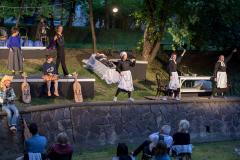 Regina prăjiturilor călătoreşte în Postprezentul explorat de Festivalul Internaţional de Teatru din Piatra Neamţ