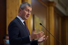 Campionat de ipocrizie în Parlamentul României. Din trei moțiuni de cenzură a rămas doar una. Liberalii acuză fapte comise și de ei în urmă cu 20 de ani