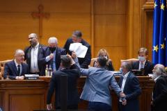 VIDEO Scandal în Parlament. Ceartă la citirea moțiunii de cenzură