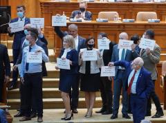 VIDEO. Ședința Camerei deputaților, SUSPENDATĂ. Parlamentarii AUR protestează. Se solicită votarea moțiunii de cenzură