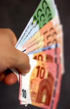 Iași: Mită de 1.500 de euro luată de un inspector să nu amendeze o firmă