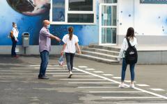Copiii merg în sălile de fitness în locul bazelor sportive pentru că sunt mai aproape de casă
