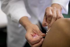 De ce se tem românii de vaccinul anti-COVID-19. „O să fac cheaguri în cap” 