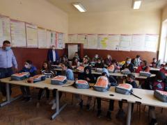 Fundația Mereu Aproape și RURIS luptă împotriva abandonului școlar:  5.000 de elevi din 44 de școli din toate regiunile țării  au primit ghiozdane complet echipate pentru noul an școlar