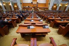 Șoc! Ne întoarcem la scenariul de la începutul lunii septembrie. Două moțiuni de cenzură diferite, la Plen