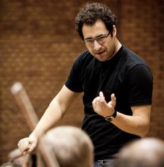Leo Hussain, dirijor principal-invitat al Filarmonicii "George Enescu", deschide stagiunea simfonică 2021-2022 la Ateneul Român