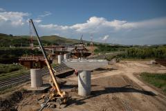 Autostrada Unirii: Guvernul face lucruri trăsnite, parlamentarii votează imposibilul și Iohannis semnează ca primarul