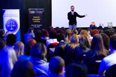 Edituri internaționale de top sprijină profesorii din România, în plină criză