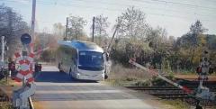 Accident STUPID în Prahova. Șoferul unui autobuz a spulberat o barieră de cale ferată