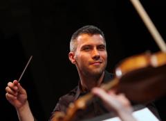 Dirijorul TIBERIU SOARE și violoncelistul RĂZVAN SUMA  vor fi aplaudați pe scena Sălii Radio