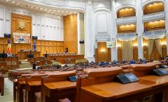 Legea certificatului verde la muncă, picată în Senat, conține prevederi absurde. Dacă trece de Cameră, aleșii neamului nevaccinați ar rămâne fără mandate
