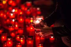 Rudele celor decedați în incendiul de a Colectiv au protestat pe treptele Curții de Apel București