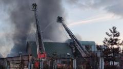 Incendiu de proporții la o fabrică din Olt. Zeci de pompieri se luptă cu flăcările