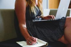 E potrivit să te îmbraci sexy la job? Află care sunt hainele potrivite pentru domeniul în care lucrezi!