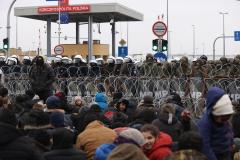 Situație GRAVĂ la frontiera Poloniei. Autoritățile au folosit tunuri de apă împotriva migranților care aruncau cu pietre