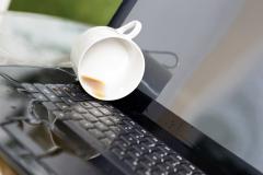 Ai varsat lichid pe laptop? Ce trebuie sa faci imediat?