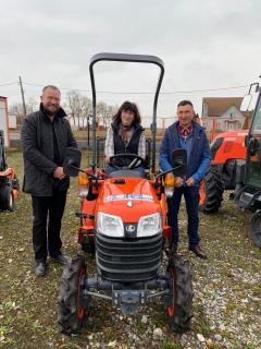Doi fermieri din Sălaj au primit un tractor de ultimă generație de la Alpha Bank