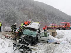 Accident grav în Sibiu. Două persoane au murit după ce un autoturism a intrat într-un autobuz