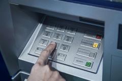 Încă o bancă renunţă la casierii