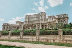 Lucrările pentru refacerea fațadelor din piatră naturală de la Palatul Parlamentului și legături interesante cu lumea politică