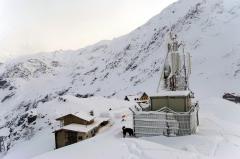 VIDEO Strat URIAȘ de zăpadă la Bâlea Lac. Risc MARE de avalanșe