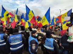 Protestatarii față de certificatul verde au înconjurat Palatul Parlamentului