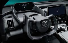 Manșă, în loc de volan. Cum arată SUV-ul electric bZ4x