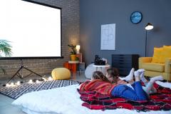 Cum îți transformi sufrageria într-o mică sală de cinema - aspecte de care să ții cont